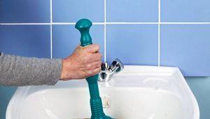 Способы прочистки труб в ванной Забивается слив волосами