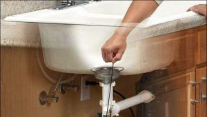 Как прочистить засор в трубе в ванной — способы и средства Чем прочистить слив в ванной от волос